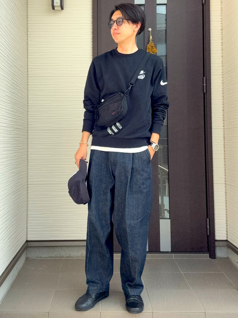 「公園コーデ、デニムパンツ、ワイドデニム、春めき満開コーデ、スポーツミックス」｜「VANSのVANS ヴァンズ OLD SKOOL オールドスクール VN0003Z6L3A (LEATHER) BLACK（スニーカー、ブラック系）」を使った、ATSUさん（メンズ・182cm）の春コーディネートの1枚目の写真