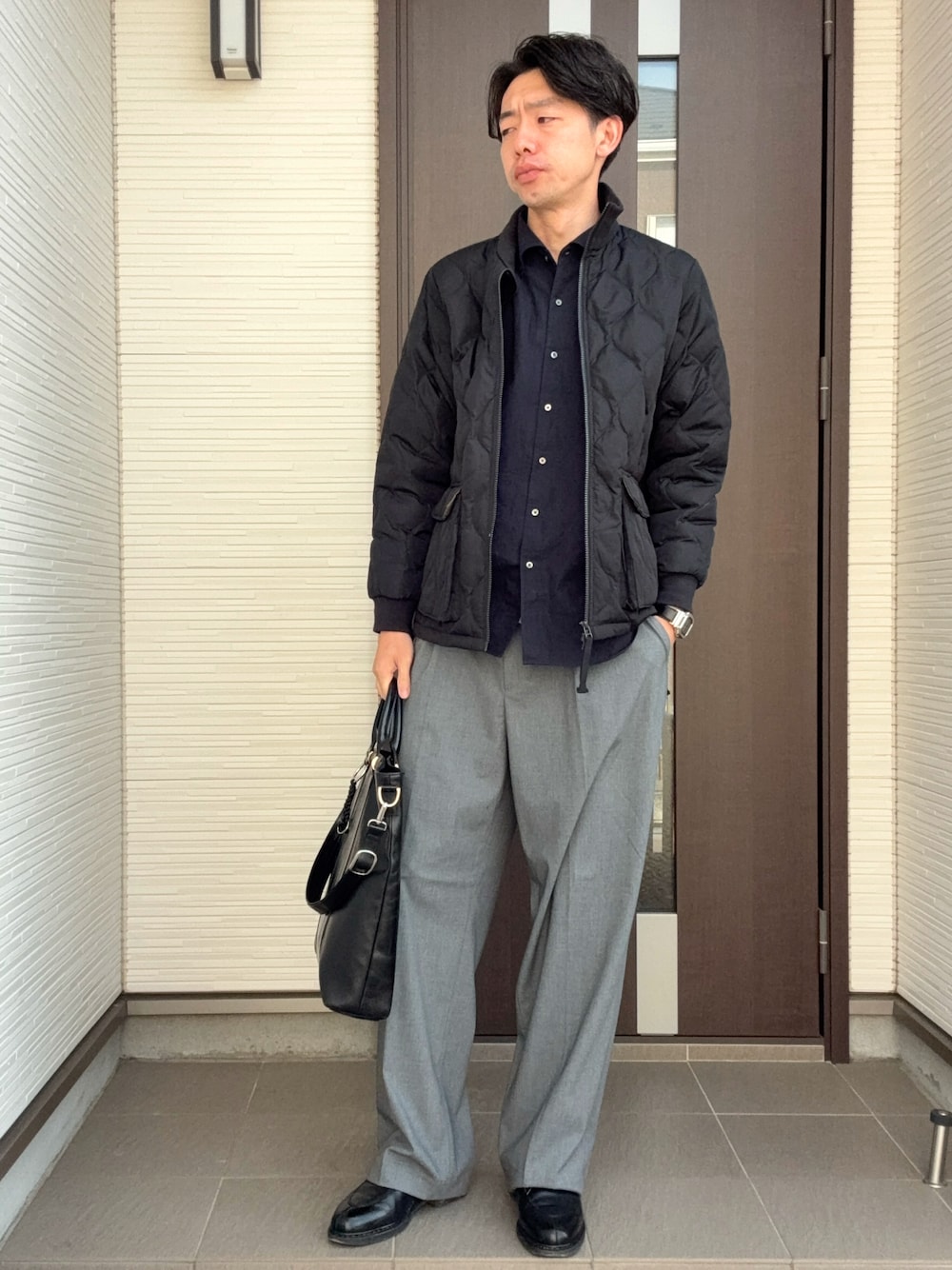 「いそいで撮ったから、ワイドスラックス、グレーパンツ、パラブーツ、レザートート、ネイビー×グレー」｜「ParabootのAVIGNON / アヴィニョン（ドレスシューズ、ブラック系）」を使った、ATSUさん（メンズ・182cm）の春コーディネートの1枚目の写真