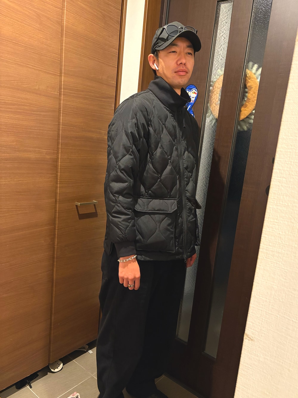 「キルティング、TAION、キャップ、モノトーン、モノトーンコーデ」｜「TAIONの【WEB限定】TAION MILITARY LIB HI NECK DOWN JKT / ミリタリーリブハイネック　ダウンジャケット / TAION-112ZML-1（ダウンジャケット/コート、ブラック系）」を使った、ATSUさん（メンズ・182cm）の冬コーディネートの1枚目の写真