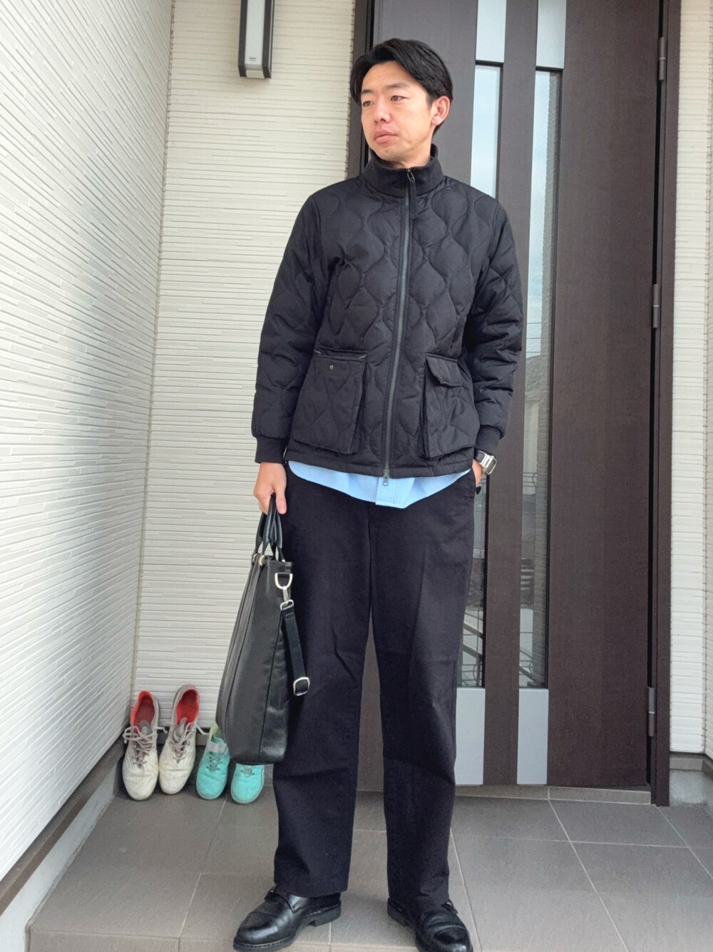 「真冬のあったかスタイル、ブルーシャツ、UNIQLO JW ANDERSON、ダウンジャケット、ハイネック、パラブーツ、ウィリアム、オトナカジュアル」｜「ParabootのWILLIAM / ウィリアム（ドレスシューズ、ブラック系）」を使った、ATSUさん（メンズ・182cm）の冬コーディネートの1枚目の写真