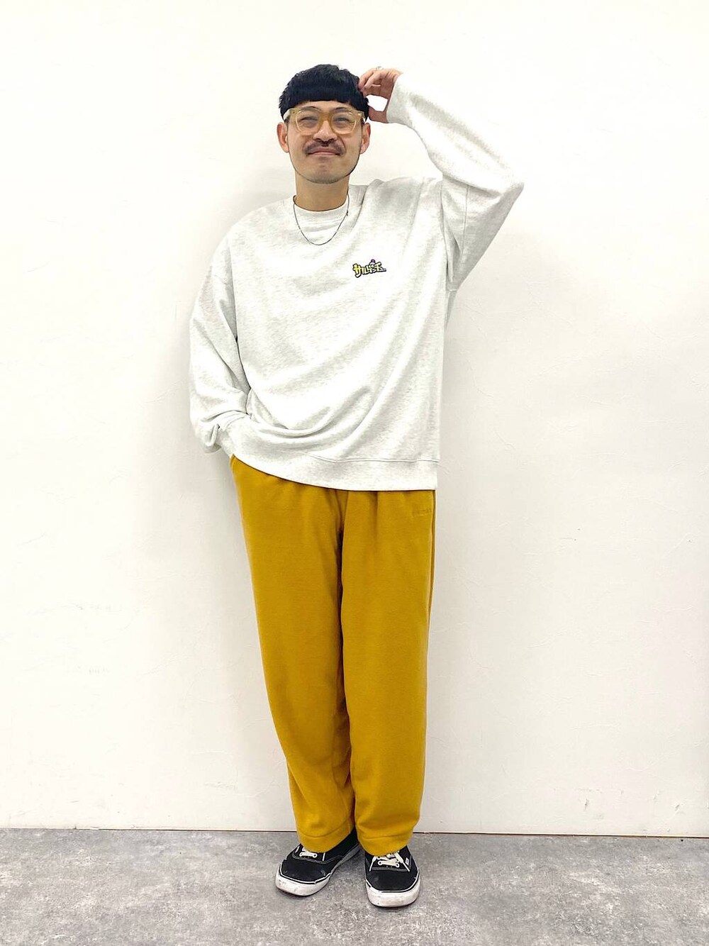 「niko and ...、メガネ男子、個性派、ストリート、休日コーデ、高見え、ベーシック/シンプル、カジュアル、オーバーサイズ、ワイドパンツ、スウェット、ユニセックス、ゆったり、春コーデ、冬コーデ」｜「niko and...の【PlayStation(プレイステーション)】限定サルゲッチュプルオーバー（スウェット、グレー系）」を使った、堀井圭さん（メンズ・172cm）の冬コーディネートの1枚目の写真