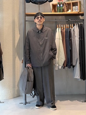 「niko and...（ニコアンド）の【ANDSEWN (アンドソーン)】シンチバックパンツ（スラックス、グレー系）」を使った、堀井圭さん（メンズ・172cm）の秋コーディネート