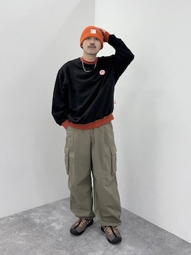 「niko and...（ニコアンド）のフェードワイドカーゴパンツ（カーゴパンツ、グリーン系）」を使った、堀井圭さん（メンズ・172cm）の秋コーディネート