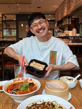 「niko and...（ニコアンド）のフェイクレザー配色トングサンダル（サンダル、ブラック系）」を使った、堀井圭さん（メンズ・172cm）の夏コーディネート