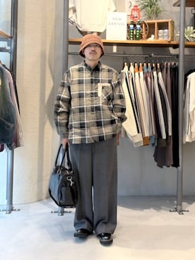 「niko and...（ニコアンド）のアイテム（その他シューズ）」を使った、堀井圭さん（メンズ・172cm）の秋コーディネート