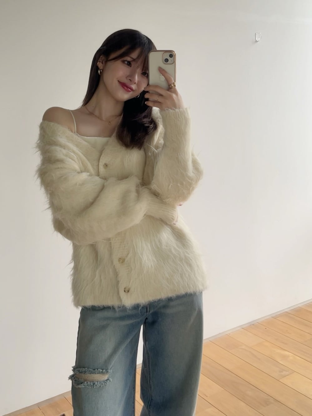 「冬コーデ、カジュアルコーデ、デニムコーデ、カーディガンコーデ」｜「SENEEのshaggy knit cardigan（シャギーニットカーディガン）（カーディガン/ボレロ、ベージュ系）」を使った、ma凜さん（骨格ウェーブ・レディース・161cm）の冬コーディネートの1枚目の写真