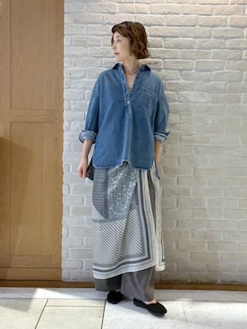 「studio CLIP（スタディオクリップ）のデニムスキッパーシャツ（Shirts、ブルー系）」を使った、Rieさん（レディース・168cm）の秋コーディネート