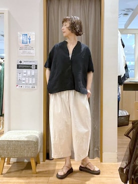 「studio CLIP（スタディオクリップ）の3Dレースドルマンシャツ（シャツ/ブラウス、ブラック系）」を使った、Rieさん（レディース・168cm）の夏コーディネート