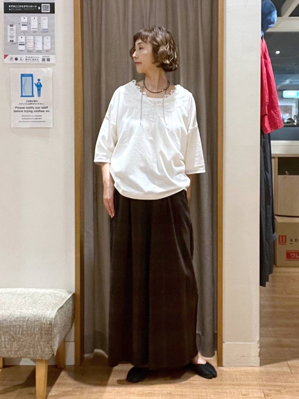 ブラウン系のその他パンツ、ホワイト系のTシャツ/カットソー、ホワイト系のTシャツ/カットソーを着用したレディースの夏コーディネートの1枚目の写真