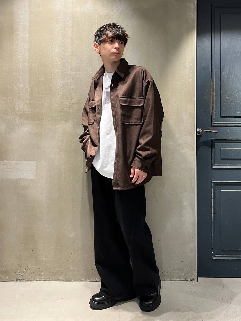 ブラウン系のブルゾン、その他のドレスシューズ、ブラック系のデニムパンツを着用したメンズの秋コーディネートの1枚目の写真