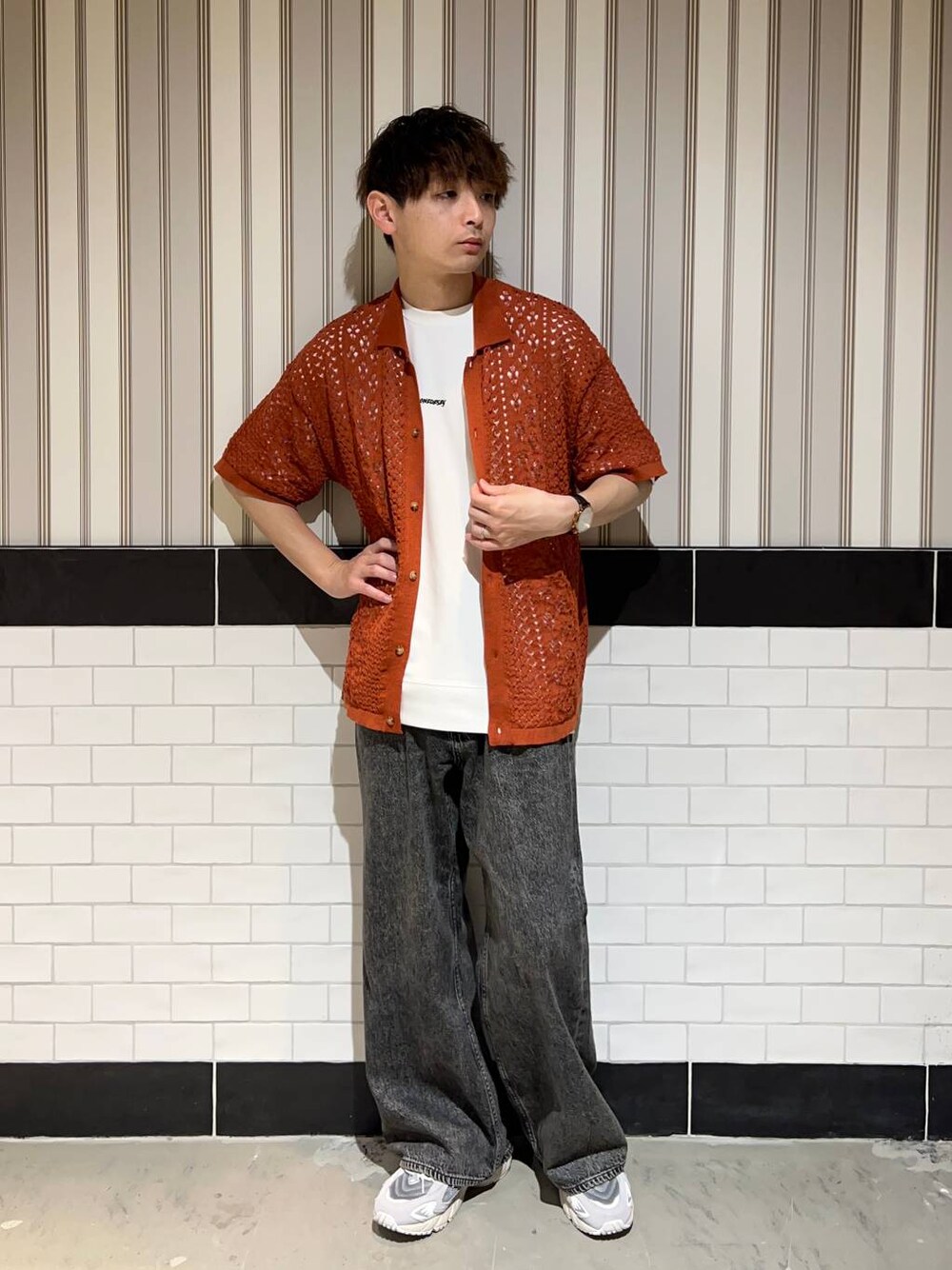 ブラウン系のシャツ/ブラウス、グレー系のデニムパンツ、ホワイト系のTシャツ/カットソーを着用したメンズの夏コーディネートの1枚目の写真