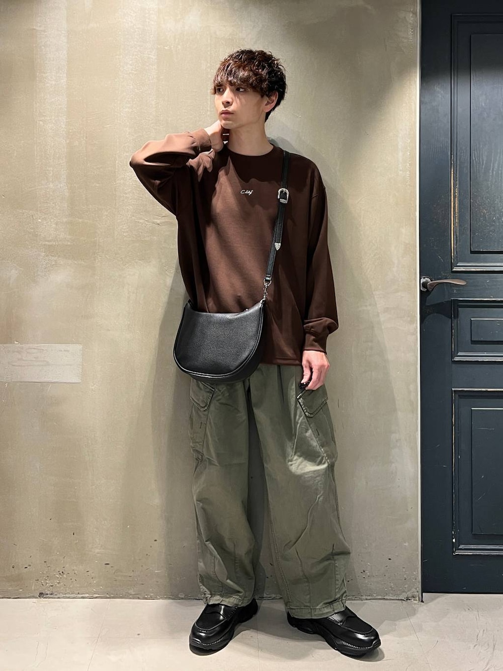 グリーン系のカーゴパンツ、ブラック系のショルダーバッグ、ブラック系のローファーを着用したメンズの夏コーディネートの1枚目の写真