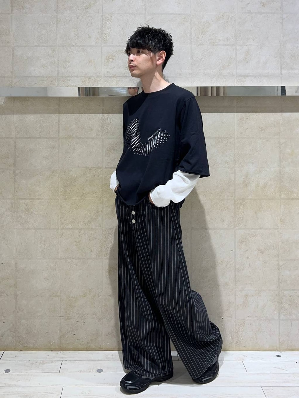 ブラック系のデニムパンツ、ブラック系のTシャツ/カットソーを着用したメンズの夏コーディネートの1枚目の写真