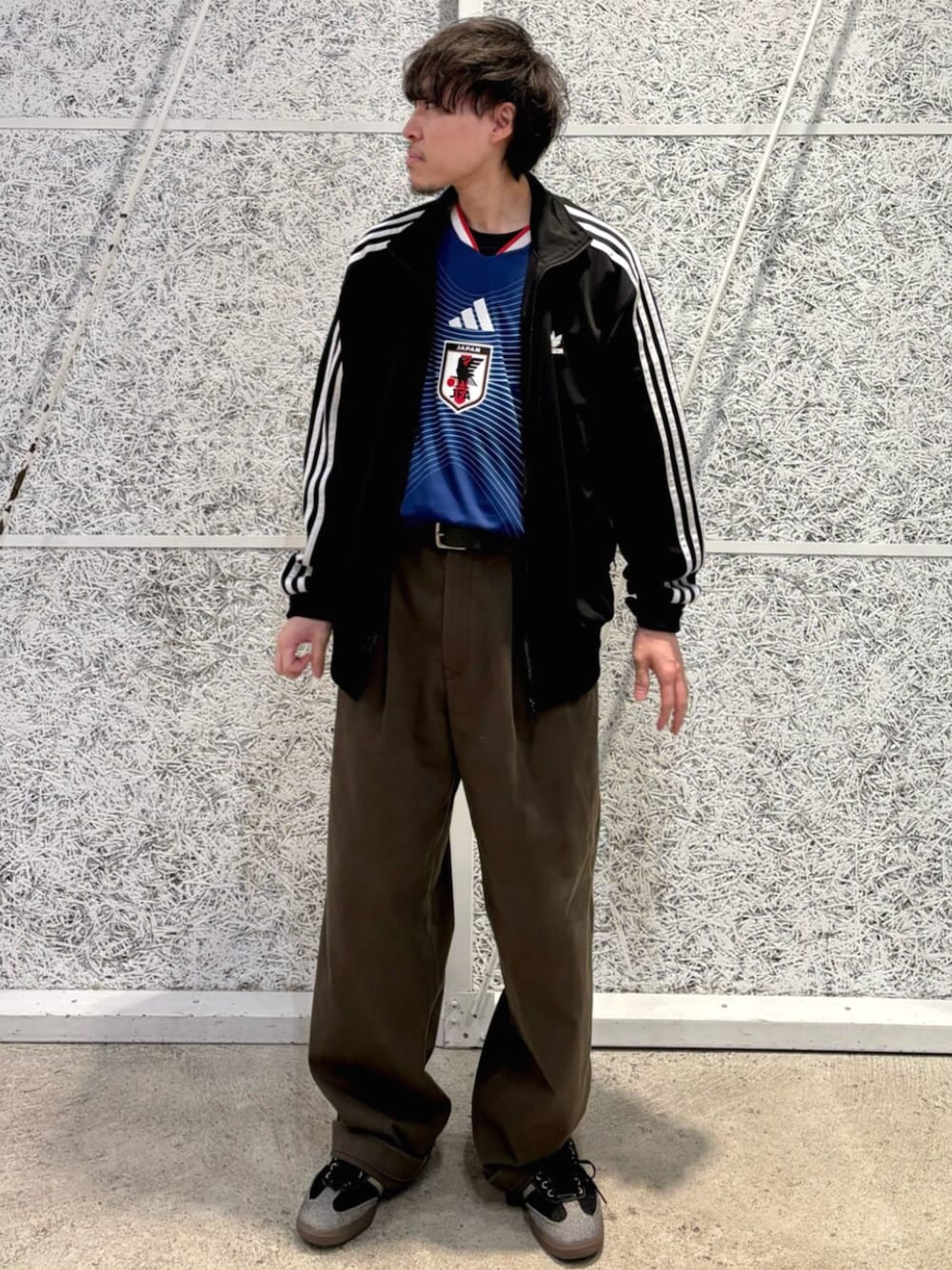 ブルー系のTシャツ/カットソー、ブラック系のスニーカー、ブラック系のトップスを着用したメンズの秋コーディネートの1枚目の写真