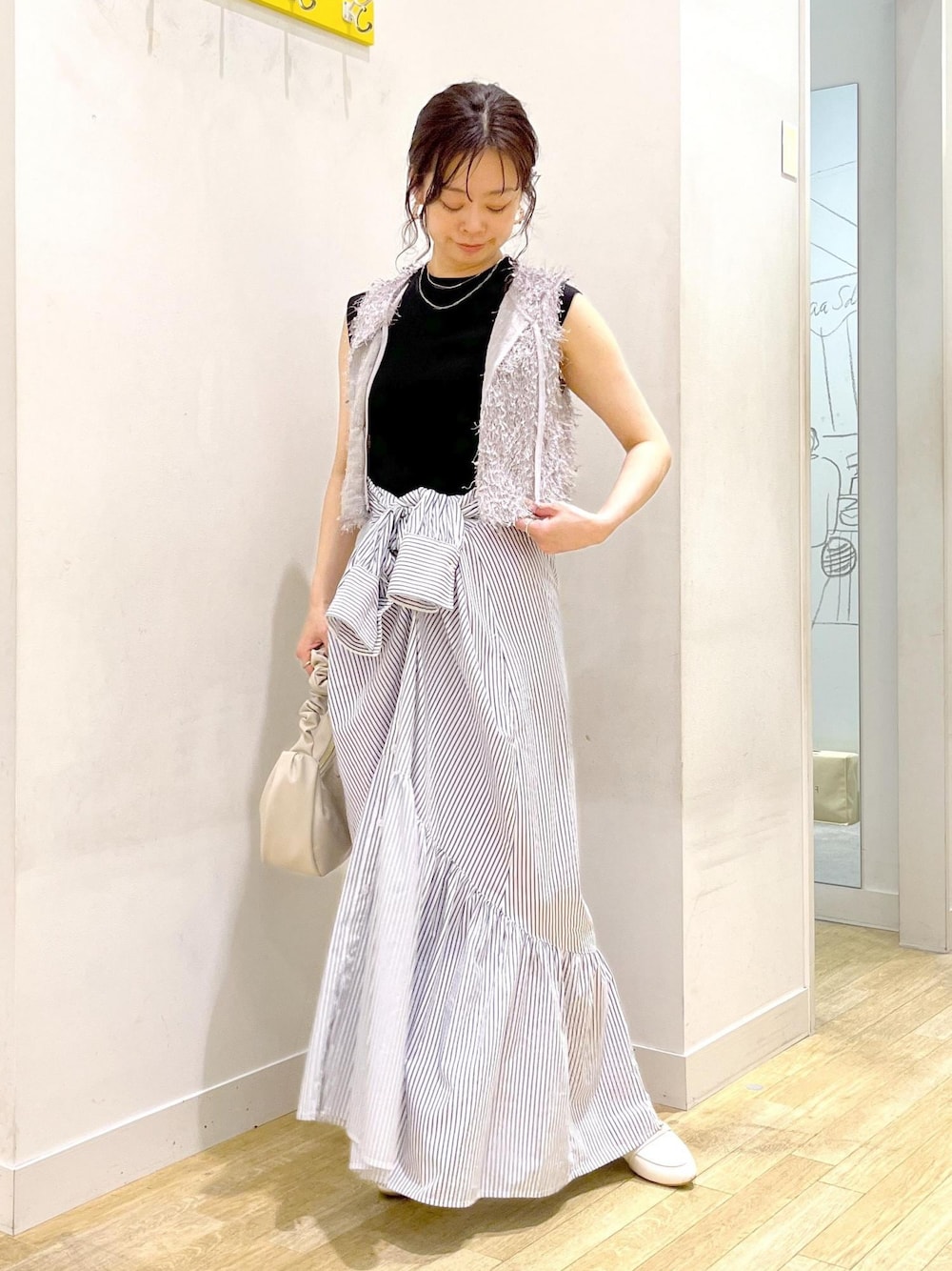 「高身長、シャツワンピース、着回し、ベスト、ROPÉ PICNIC R」｜「ROPE' PICNICのファンシーヤーンリボンショートベスト（ベスト、シルバー系）」を使った、タケさん（レディース・168cm）の春コーディネートの1枚目の写真