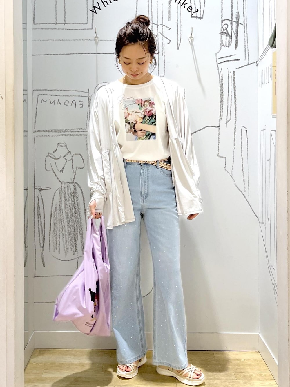 ブルー系のデニムパンツ、ホワイト系のTシャツ/カットソー、グレー系のパーカーを着用したレディースの夏コーディネートの1枚目の写真