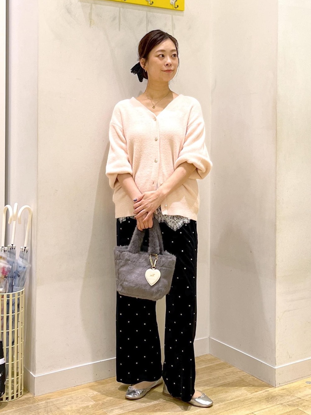ピンク系のカーディガン/ボレロ、グレー系のトートバッグ、ブラック系のその他パンツを着用したレディースの秋コーディネートの1枚目の写真
