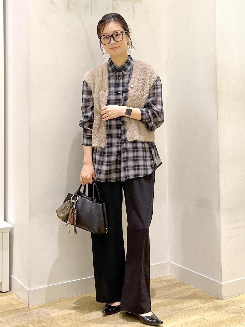 ブラック系のその他パンツ、ブラック系のトートバッグ、ブラック系のシャツ/ブラウスを着用したレディースの秋コーディネートの1枚目の写真