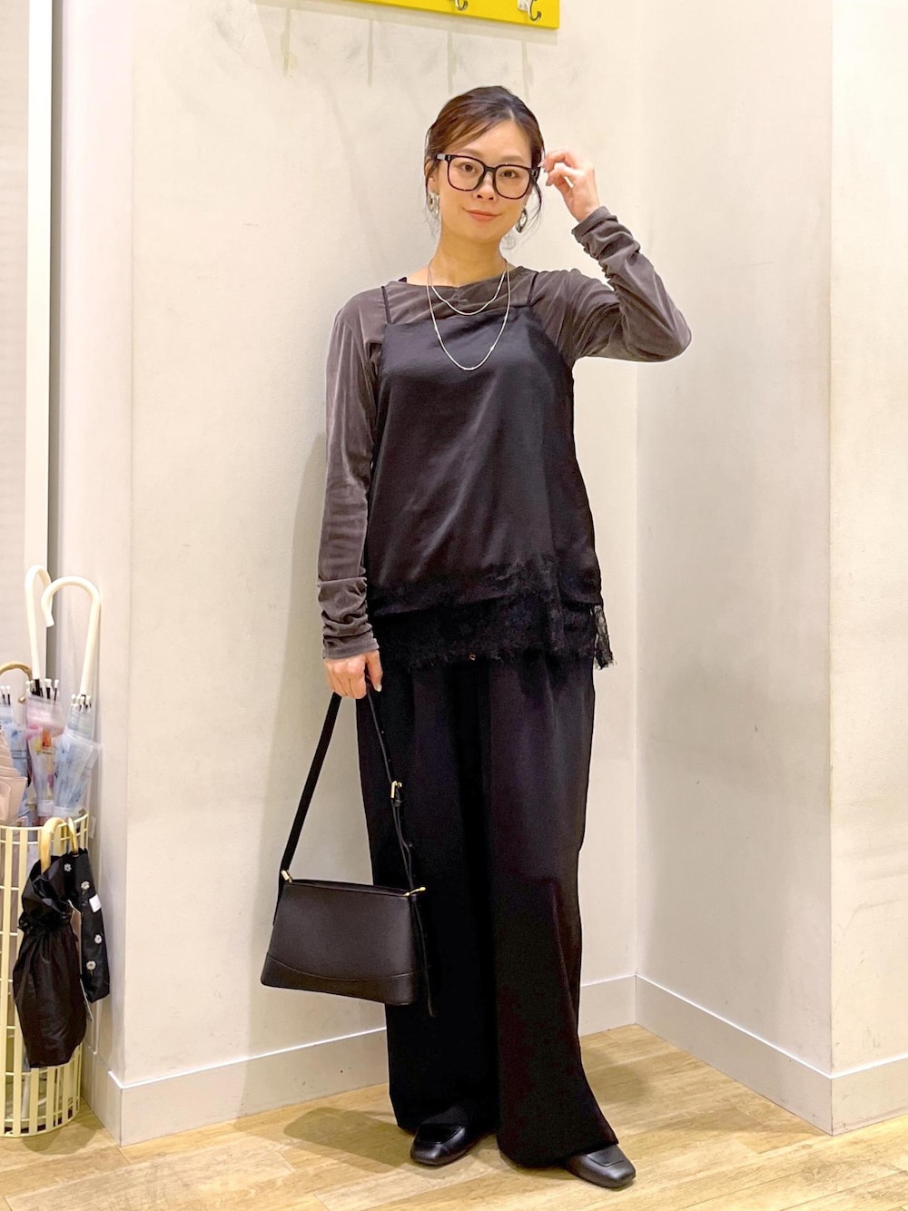 ブラック系のその他パンツ、ブラック系のキャミソール、ブラック系のショルダーバッグを着用したレディースの秋コーディネートの1枚目の写真
