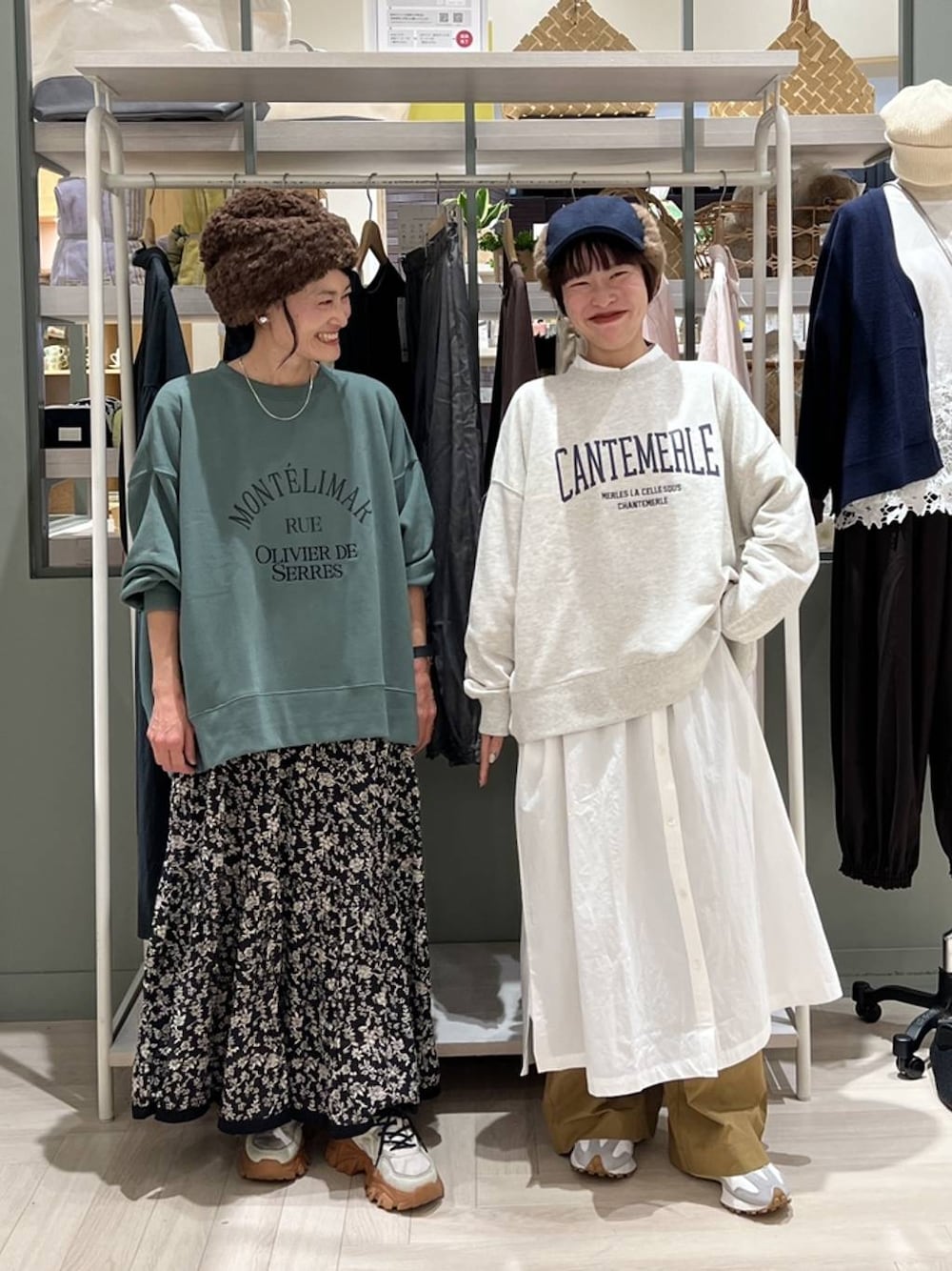 ベージュ系のその他パンツ、その他のスカート、ホワイト系のワンピースを着用したレディースの秋コーディネートの1枚目の写真