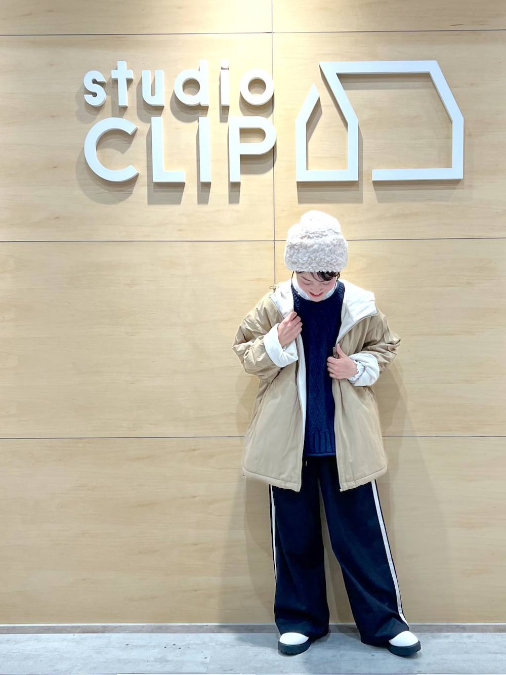 「ベスト、ワイドパンツ、アウター、クリップアウター_studioCLIP、セールおすすめコーデ_studio CLIP、撥水、ブーツ、ブラウス、セールコーデ、冬コーデ、低身長、ナチュラル、ベーシック/シンプル、テーマパーク、女子会」｜「studio CLIPの【一部店舗先行発売/撥水加工】フリースリバーシブルコート（ブルゾン、ベージュ系）」を使った、ともちんさん（レディース・153cm）の冬コーディネートの1枚目の写真