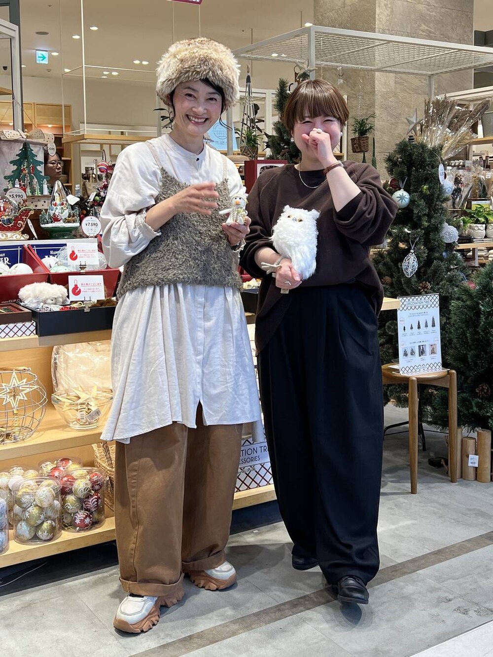 イエロー系のその他パンツ、ブラック系のその他パンツ、ブラウン系のニット/セーターを着用したレディースの秋コーディネートの1枚目の写真