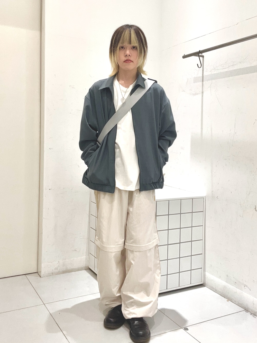 グリーン系のブルゾン、ホワイト系のTシャツ/カットソー、ベージュ系のその他パンツを着用したメンズの春コーディネートの1枚目の写真