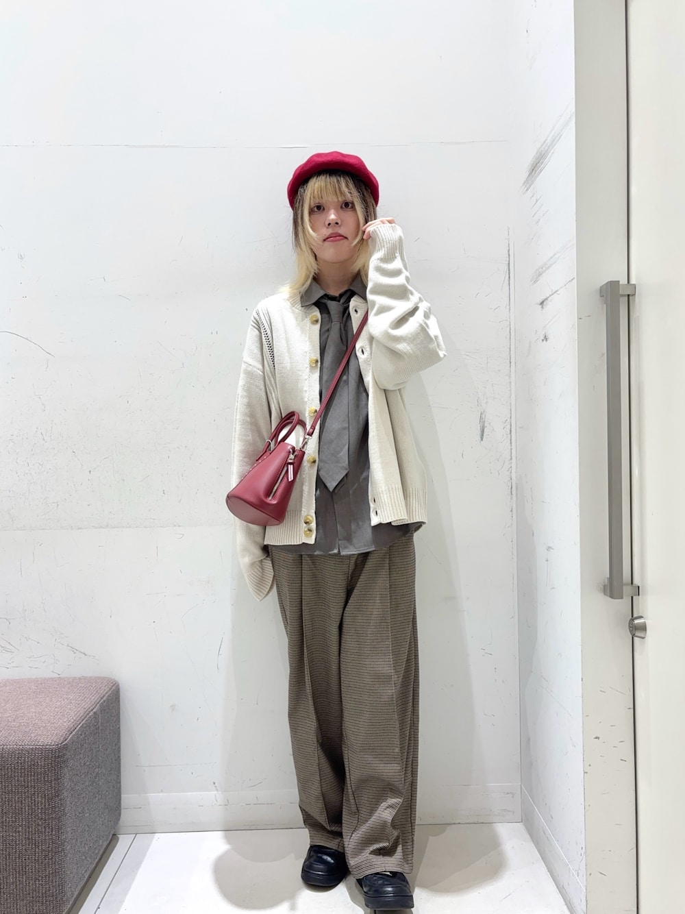 ホワイト系のカーディガン/ボレロ、グレー系のシャツ/ブラウス、ブラウン系のその他パンツを着用したメンズの秋コーディネートの1枚目の写真