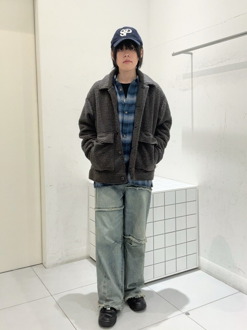 グレー系のブルゾン、ブルー系のシャツ/ブラウス、ブルー系のデニムパンツを着用したメンズの冬コーディネートの1枚目の写真