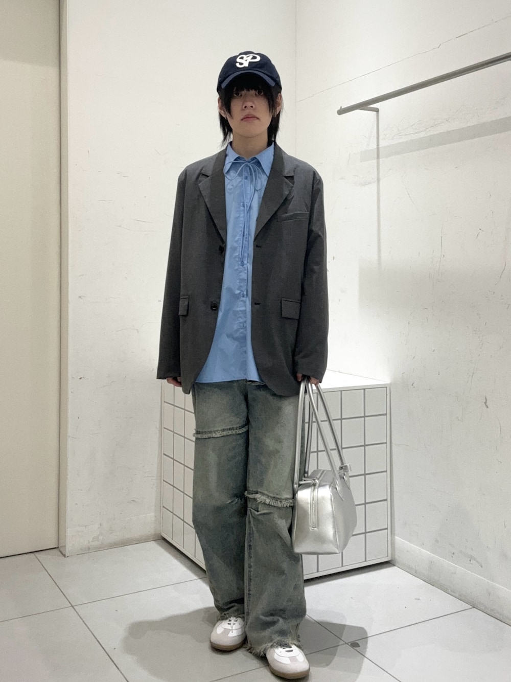 グレー系のその他アウター、ブルー系のシャツ/ブラウス、ブルー系のデニムパンツを着用したメンズの冬コーディネートの1枚目の写真