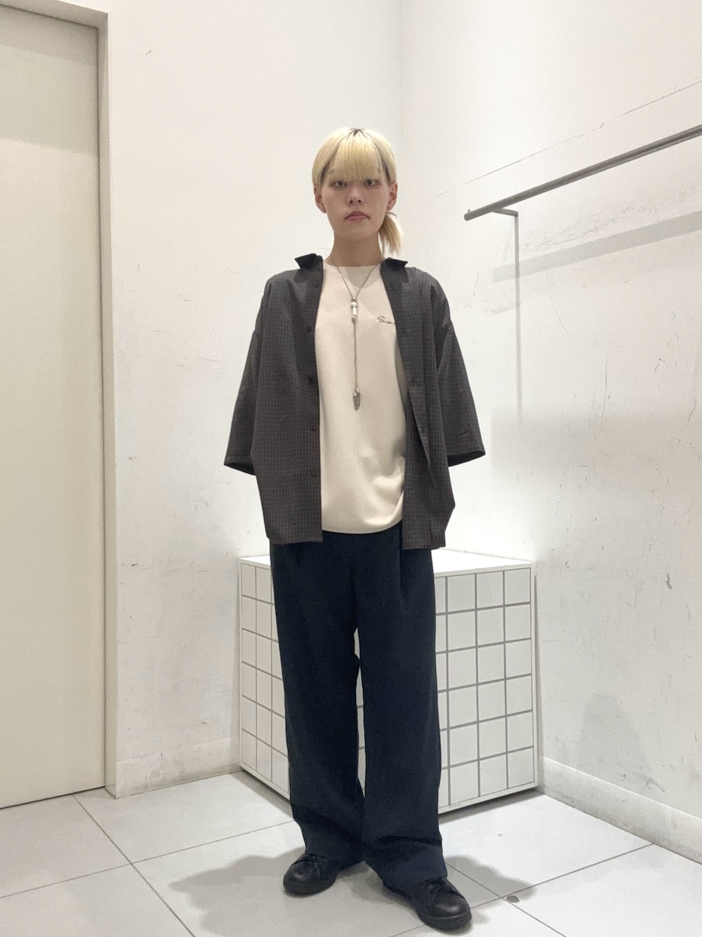 ブルー系のその他パンツ、ベージュ系のTシャツ/カットソー、ブラウン系のシャツ/ブラウスを着用したメンズの夏コーディネートの1枚目の写真