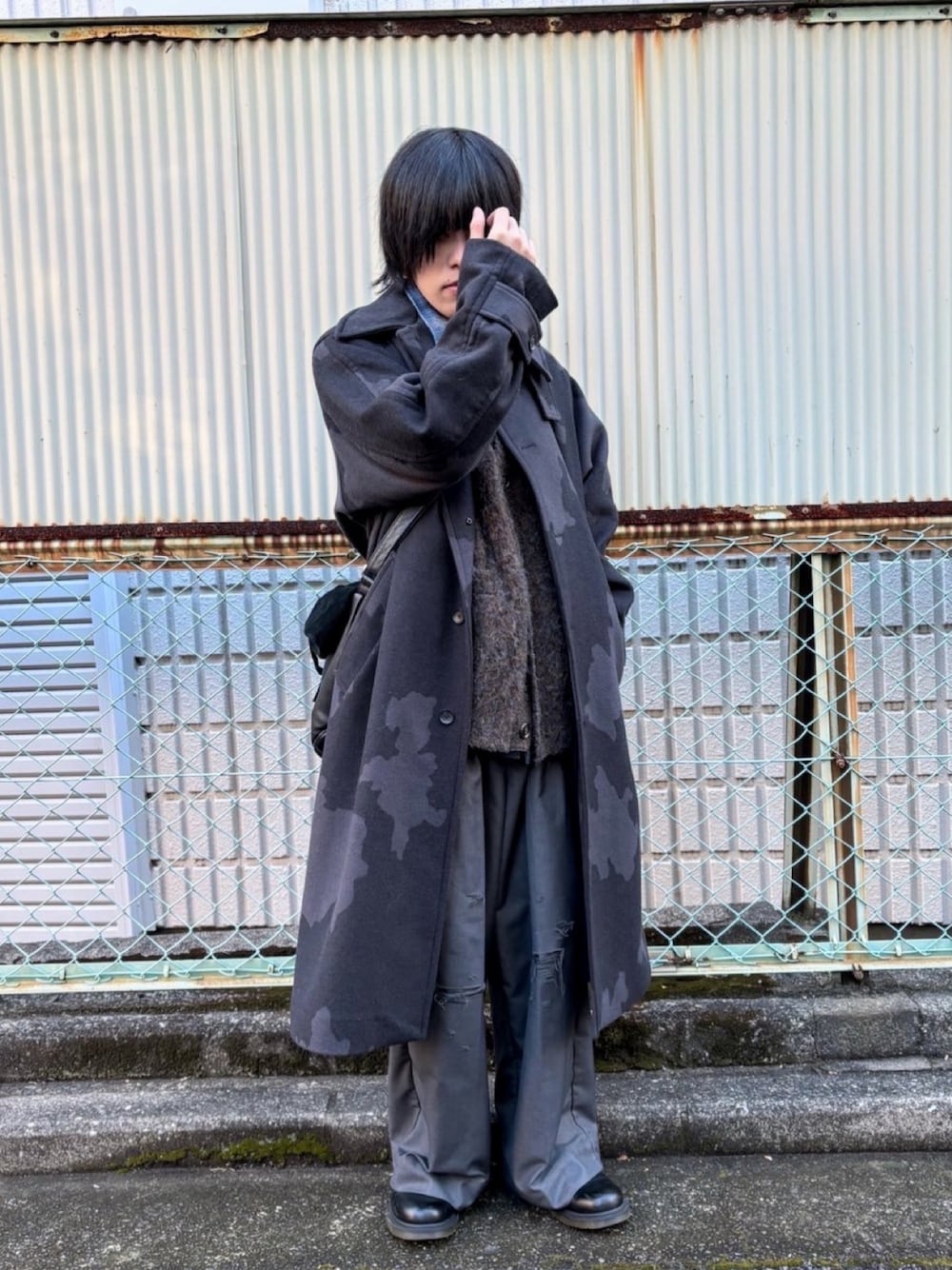 ブルー系のシャツ/ブラウス、ブラック系のステンカラーコート、ブラウン系のカーディガン/ボレロを着用したメンズの冬コーディネートの1枚目の写真