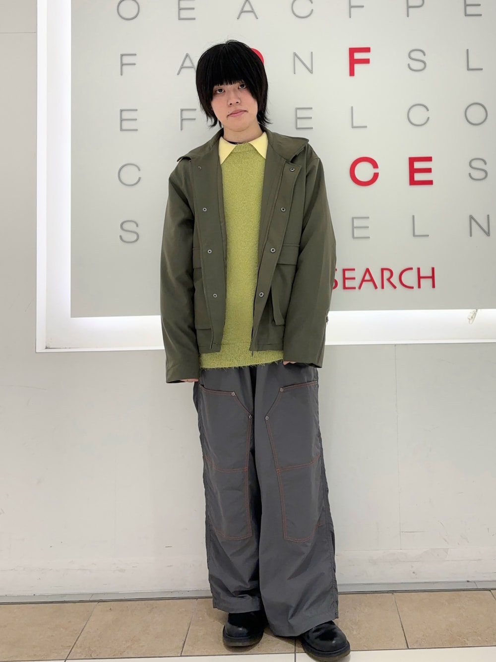 イエロー系のニット/セーター、グリーン系のニット/セーター、グリーン系のブルゾンを着用したメンズの冬コーディネートの1枚目の写真