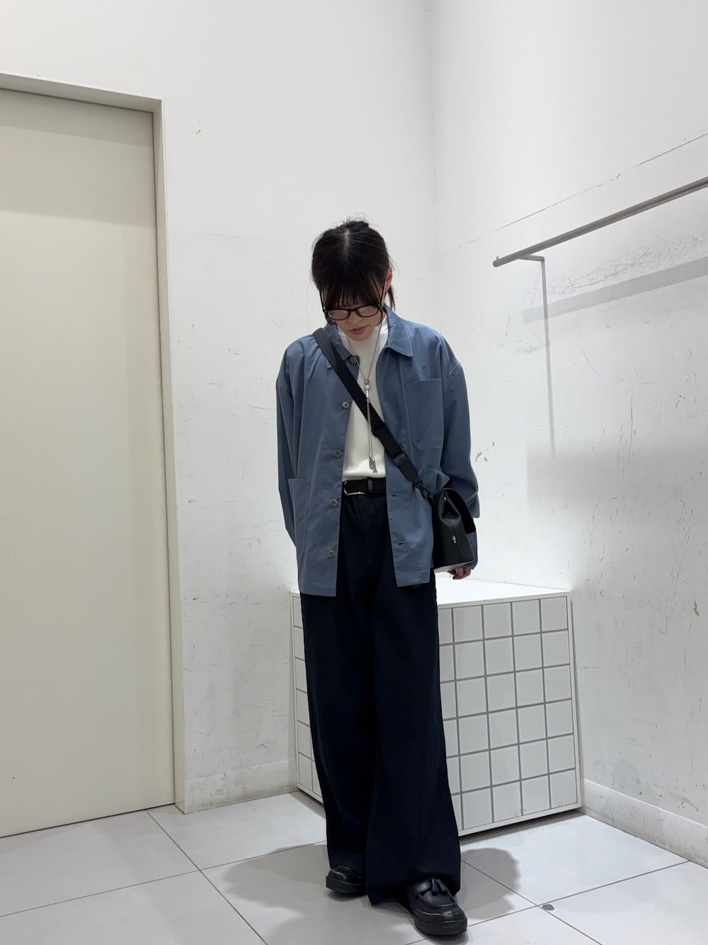 ブルー系のカバーオール、ホワイト系のTシャツ/カットソー、ブルー系のデニムパンツを着用したメンズの秋コーディネートの1枚目の写真