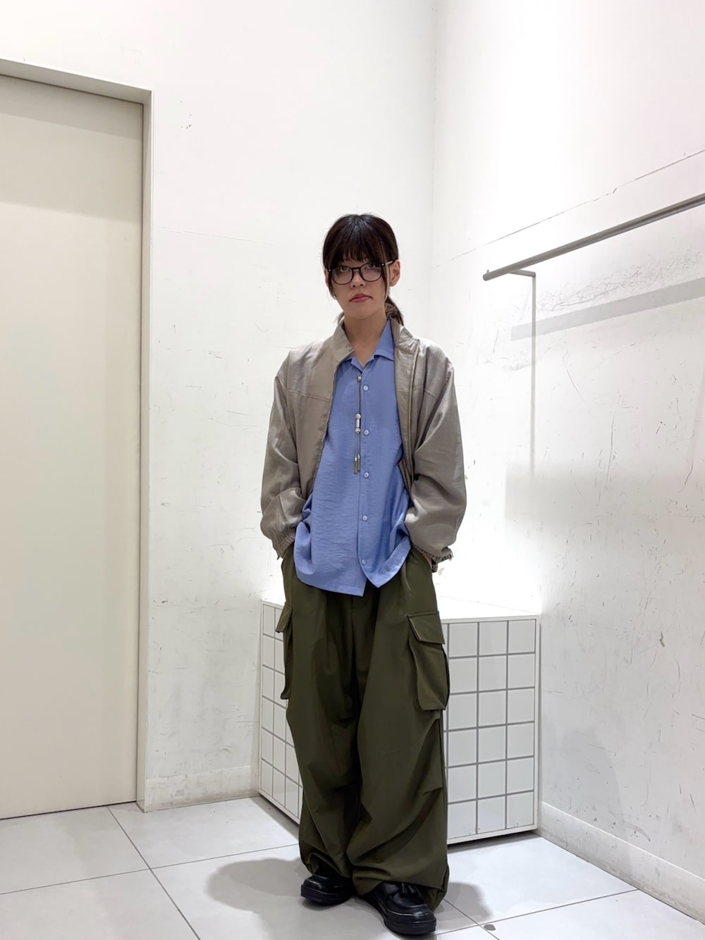 ベージュ系のブルゾン、ブルー系のシャツ/ブラウス、グリーン系のその他パンツを着用したメンズの秋コーディネートの1枚目の写真