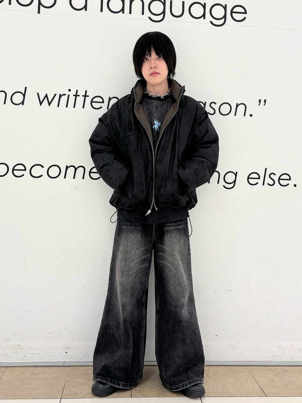 グレー系のスウェット、ブラウン系のダウンジャケット/コート、グレー系のデニムパンツを着用したメンズの冬コーディネートの1枚目の写真