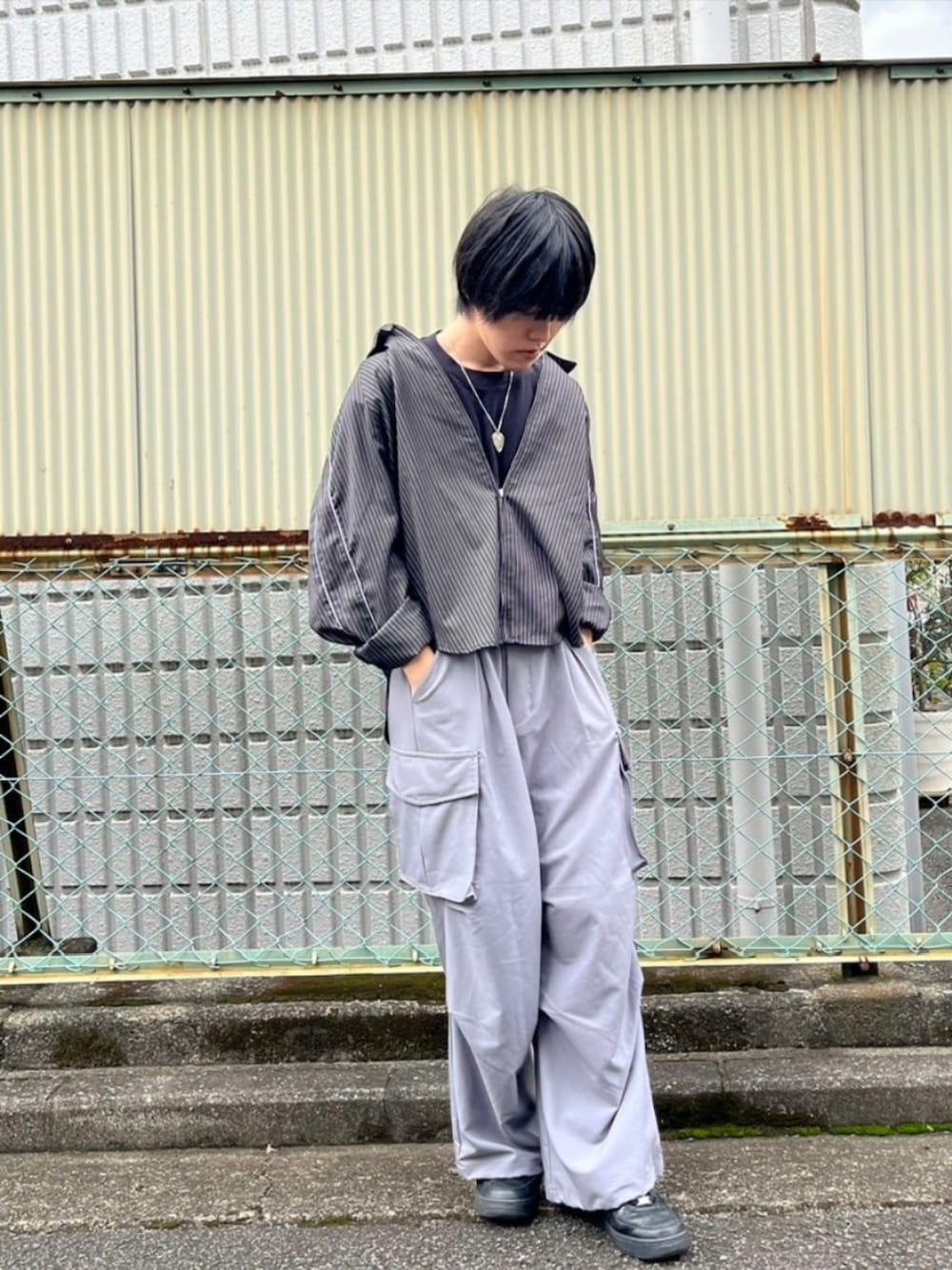 グレー系のシャツ/ブラウス、ブラック系のスニーカー、グレー系のカーゴパンツを着用したメンズの秋コーディネートの1枚目の写真