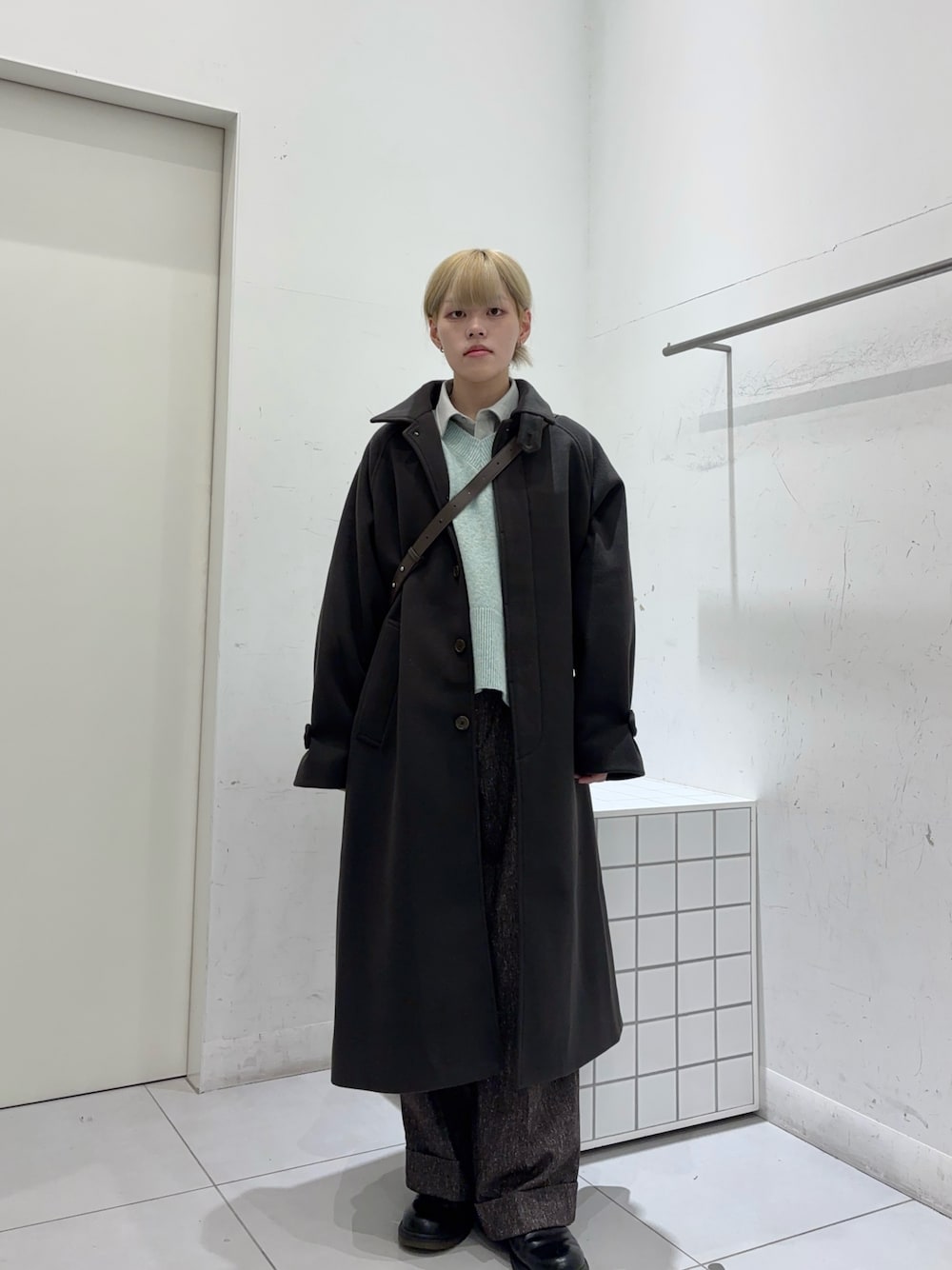 パープル系のシャツ/ブラウス、ブラウン系のその他アウター、ブラウン系のショルダーバッグを着用したメンズの冬コーディネートの1枚目の写真