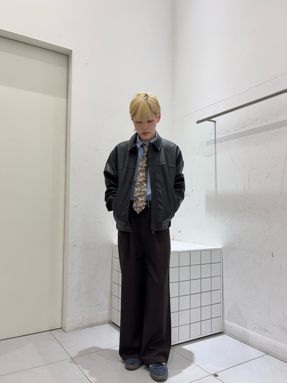 ブラウン系のその他パンツ、ブラック系のブルゾン、ブルー系のシャツ/ブラウスを着用したメンズの冬コーディネートの1枚目の写真