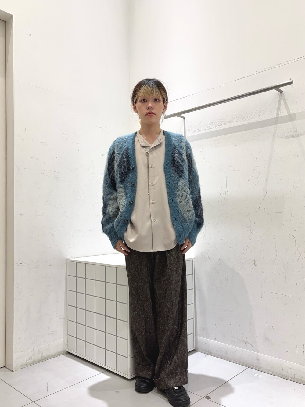 ブルー系のニット/セーター、ベージュ系のシャツ/ブラウス、ブラウン系のその他パンツを着用したメンズの秋コーディネートの1枚目の写真