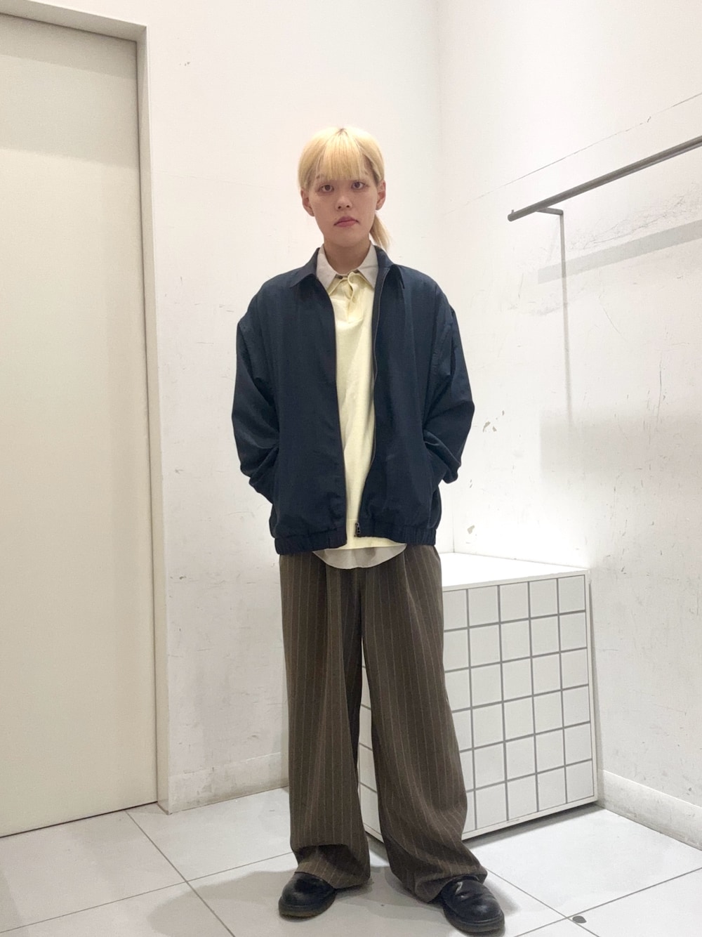 ブラウン系のその他パンツ、イエロー系のニット/セーター、ブルー系のブルゾンを着用したメンズの春コーディネートの1枚目の写真