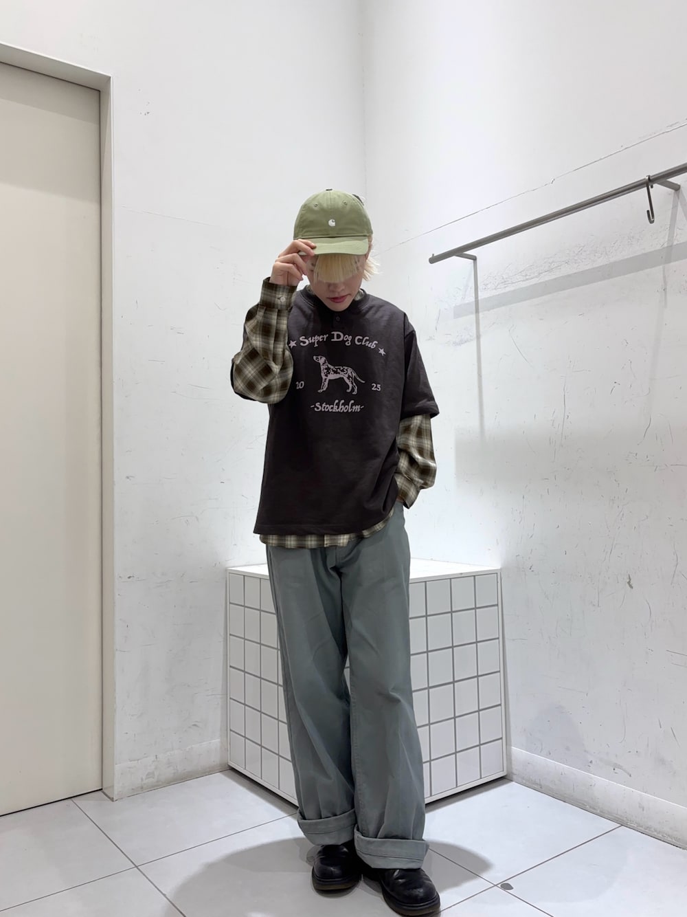 ベージュ系のシャツ/ブラウス、ブルー系のその他パンツ、グレー系のTシャツ/カットソーを着用したメンズの春コーディネートの1枚目の写真