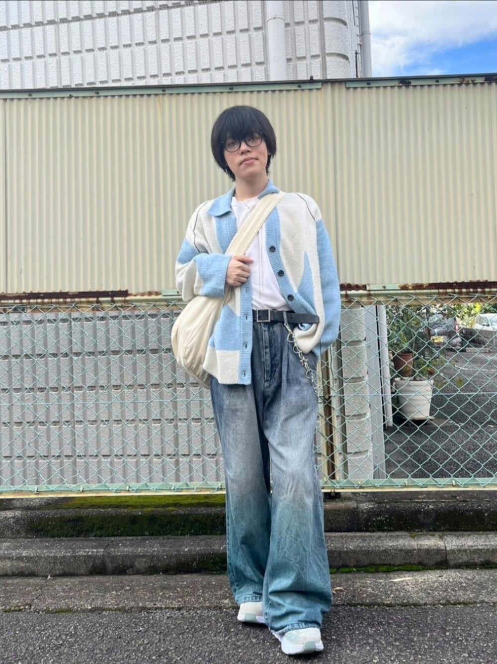 ブルー系のカーディガン/ボレロ、ブルー系のデニムパンツ、ホワイト系のTシャツ/カットソーを着用したメンズの秋コーディネートの1枚目の写真