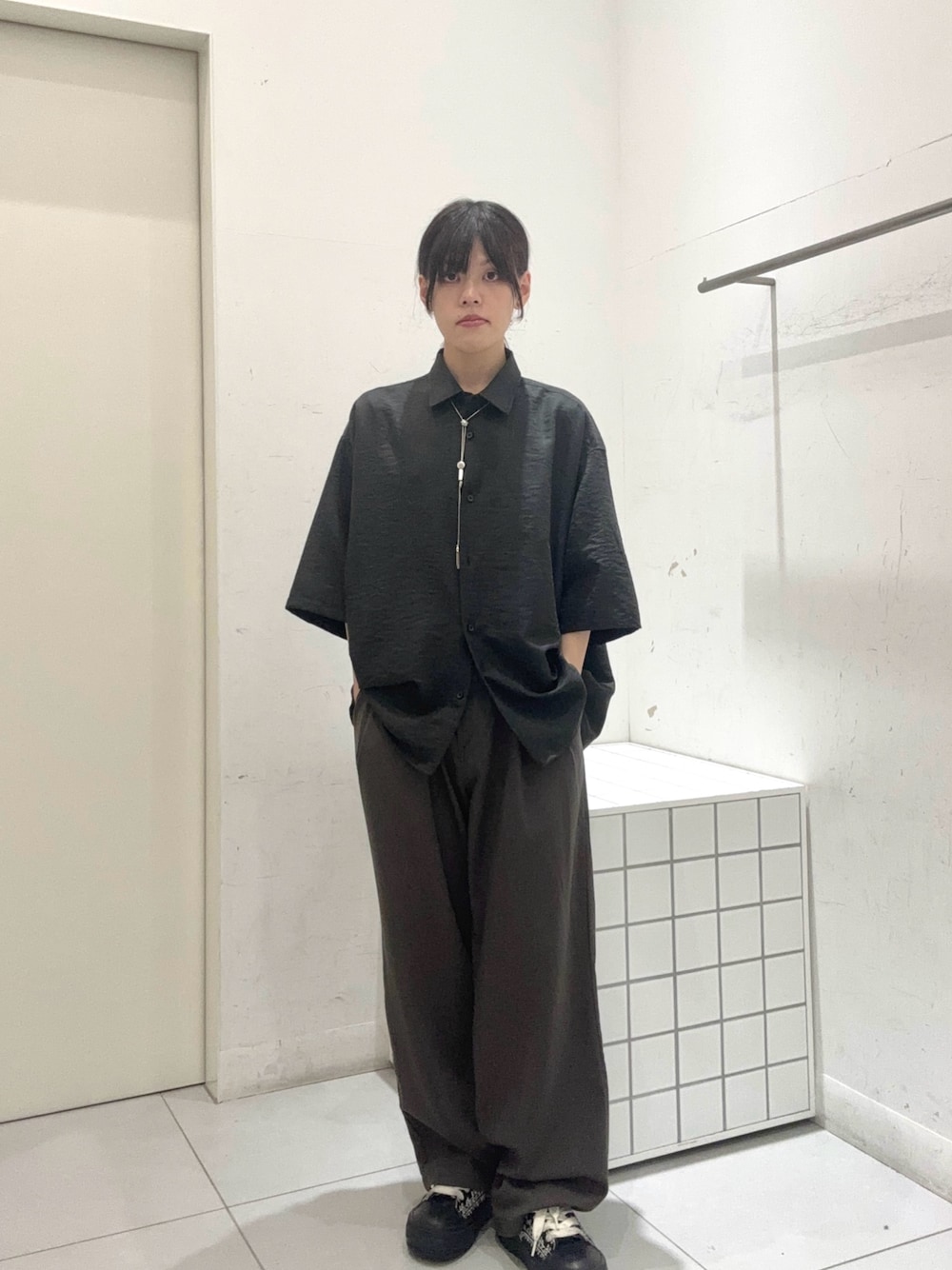 ブラック系のシャツ/ブラウス、グレー系のその他パンツを着用したメンズの夏コーディネートの1枚目の写真