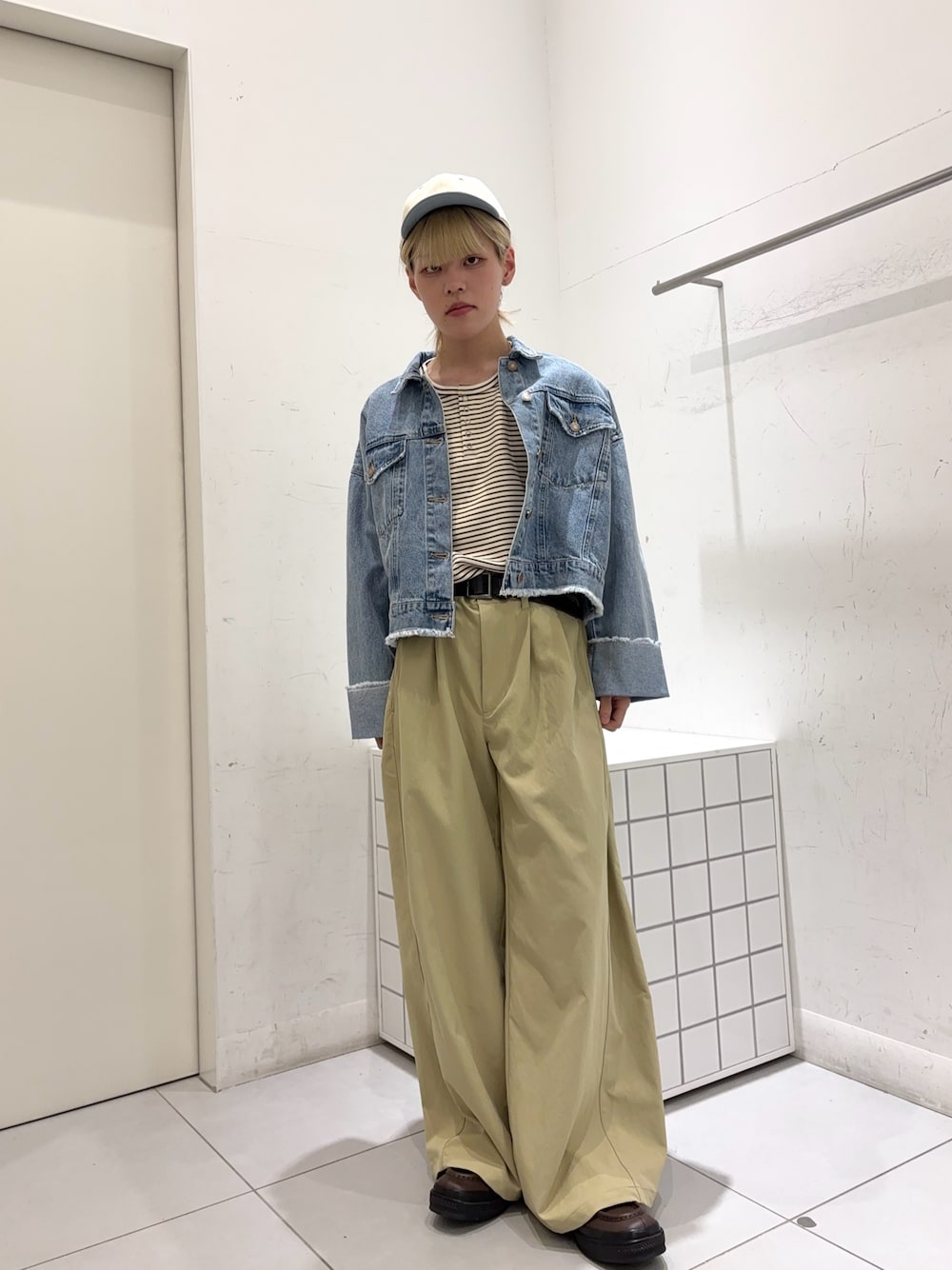 ブルー系のデニムジャケット、ホワイト系のTシャツ/カットソー、ベージュ系のその他パンツを着用したメンズの冬コーディネートの1枚目の写真