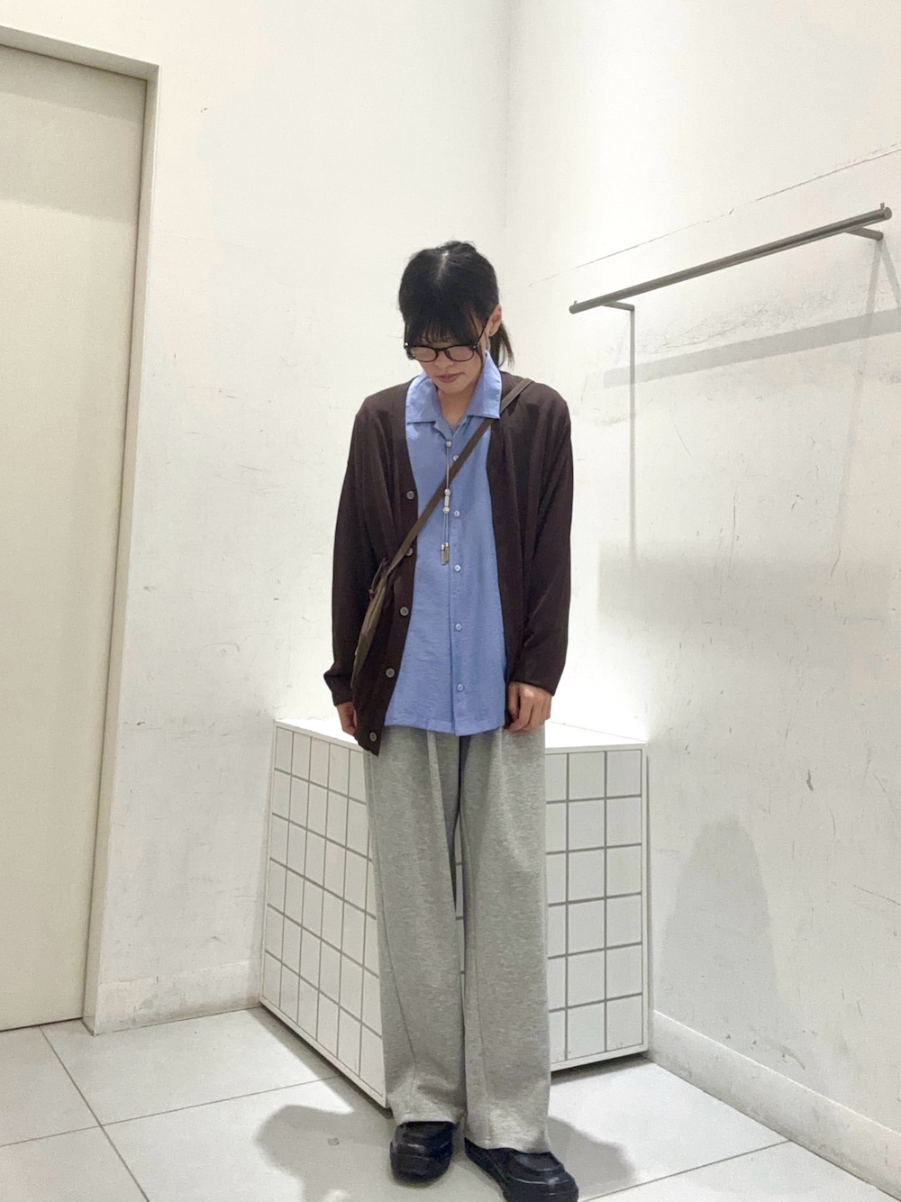 グレー系のその他パンツ、ブルー系のシャツ/ブラウス、ブラウン系のカーディガン/ボレロを着用したメンズの秋コーディネートの1枚目の写真