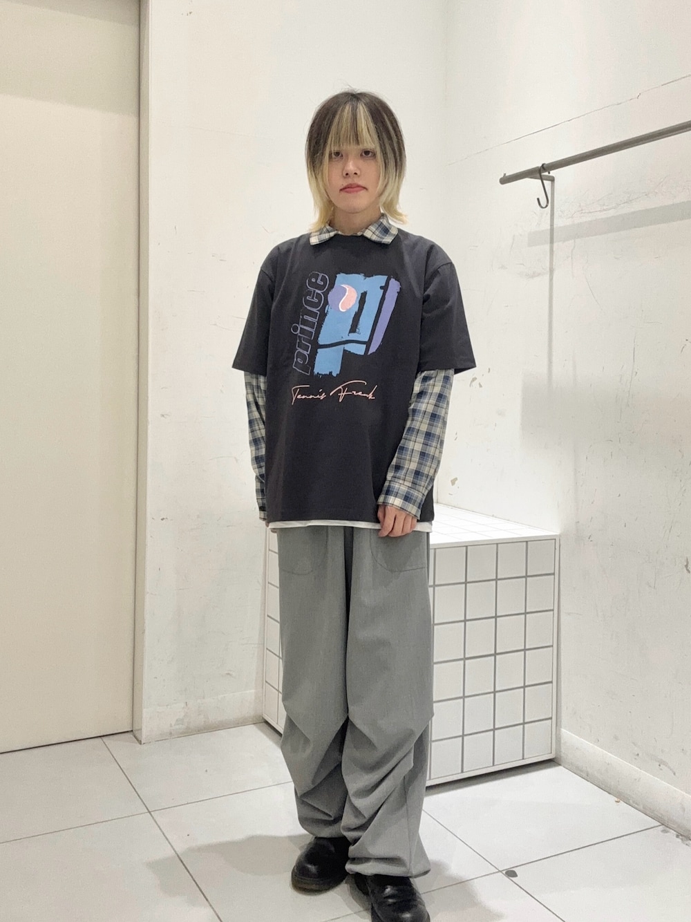 ブルー系のシャツ/ブラウス、グレー系のTシャツ/カットソー、グレー系のその他パンツを着用したメンズの春コーディネートの1枚目の写真