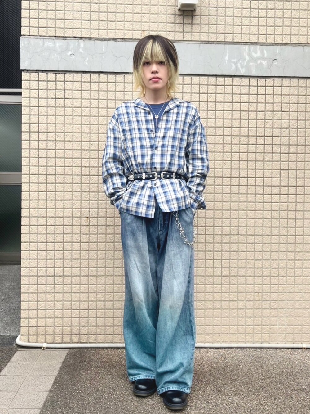 ブルー系のTシャツ/カットソー、ブルー系のシャツ/ブラウス、ブルー系のデニムパンツを着用したメンズの春コーディネートの1枚目の写真