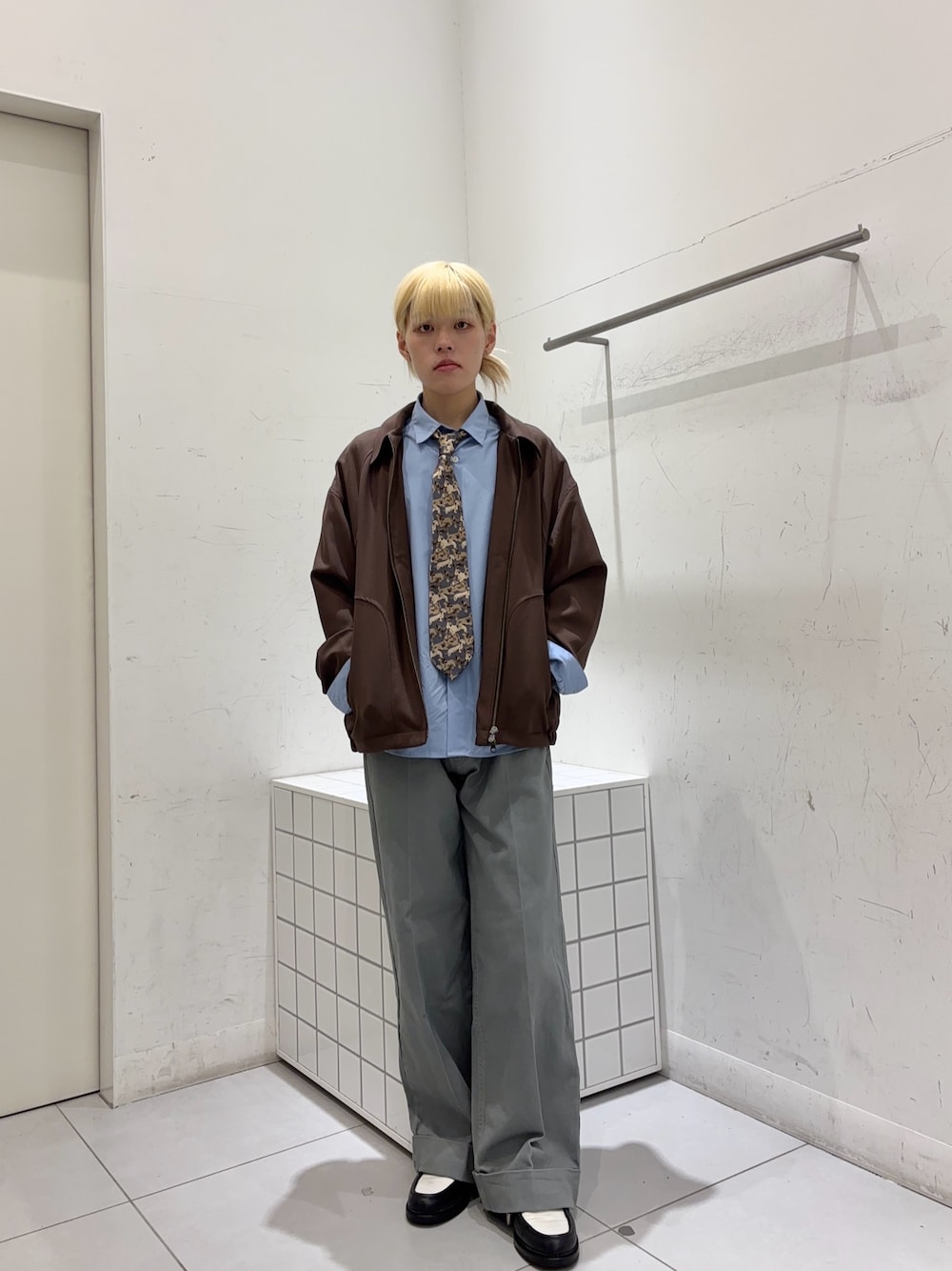 ブルー系のシャツ/ブラウス、ブルー系のその他パンツ、ブラウン系のブルゾンを着用したメンズの春コーディネートの1枚目の写真