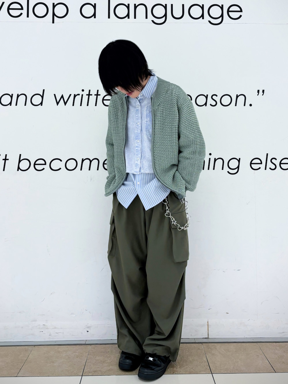 グリーン系のカーディガン/ボレロ、ブルー系のシャツ/ブラウス、ブルー系のシャツ/ブラウスを着用したメンズの冬コーディネートの1枚目の写真